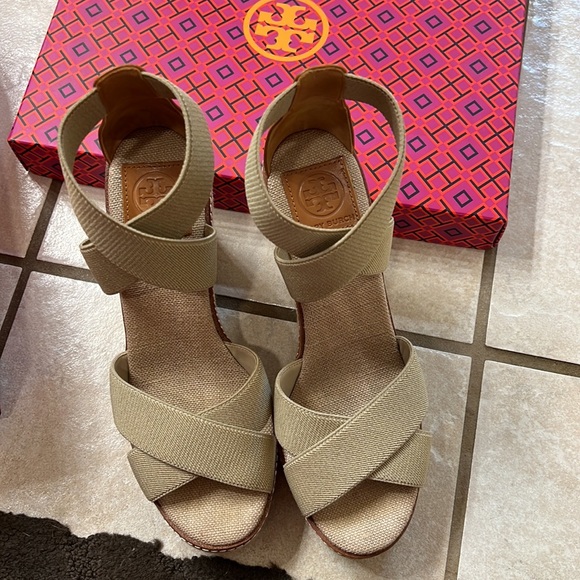 Tory Burch size 8 wedges, nude color - Picture 7 of 8
